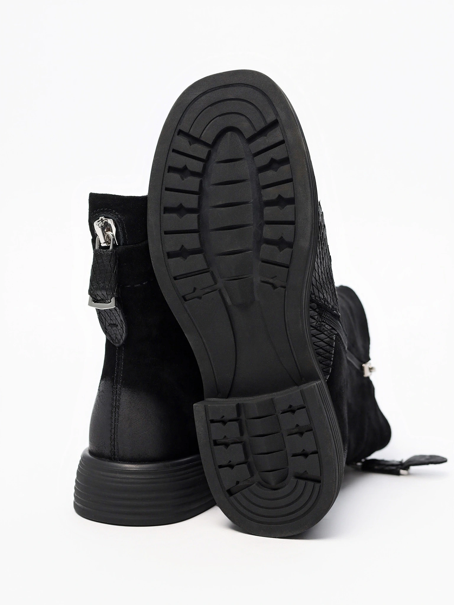 Ботинки черного цвета на низком широком каблуке